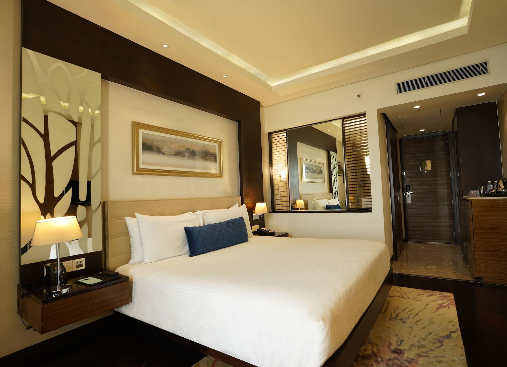 Doubletree By Hilton Gurugram Baani Square Hotel Gurgaon Exterior photo