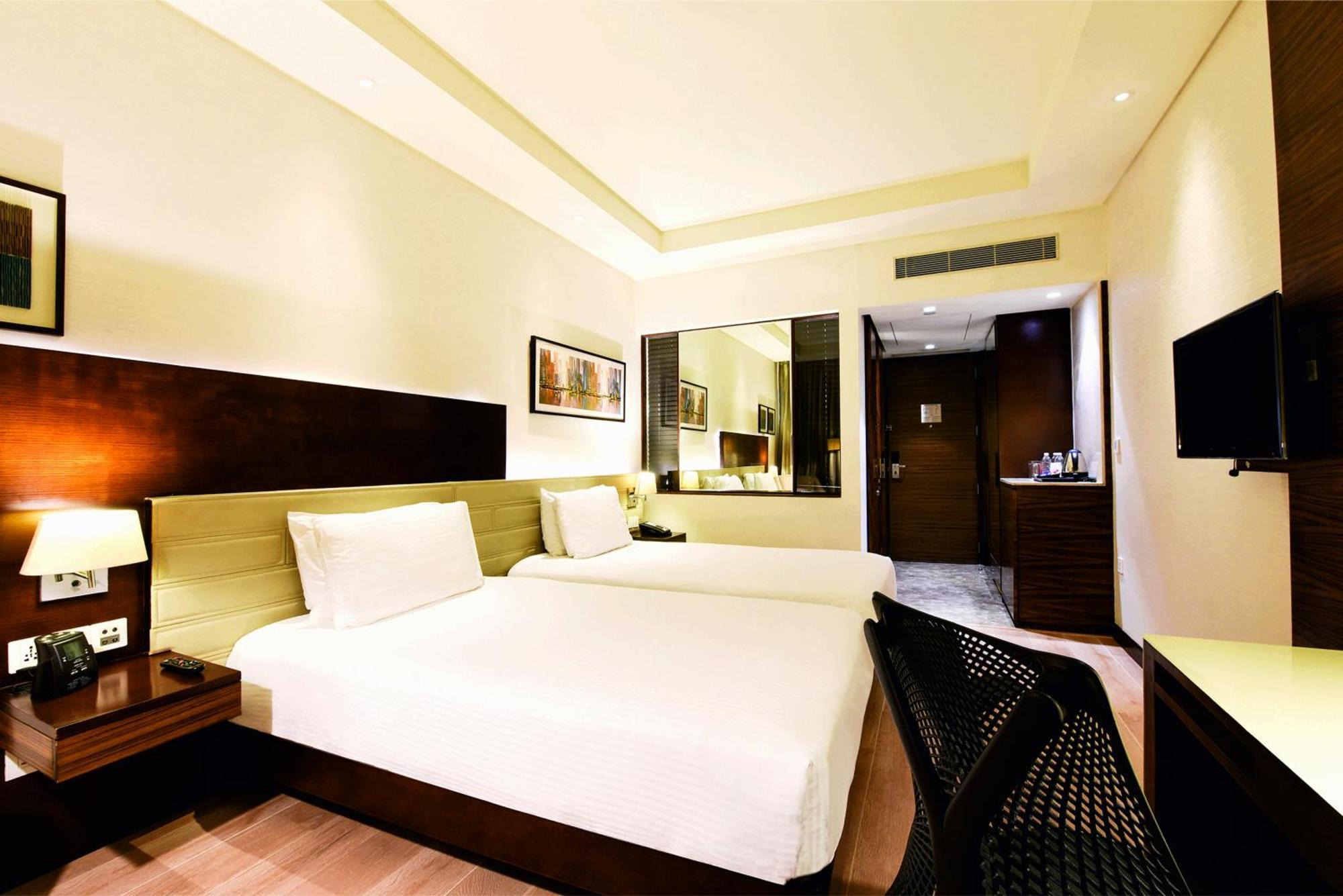 Doubletree By Hilton Gurugram Baani Square Hotel Gurgaon Exterior photo